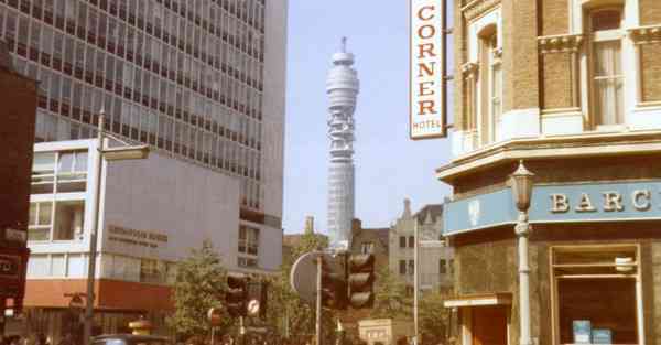 人工智能机器人和人谈恋爱